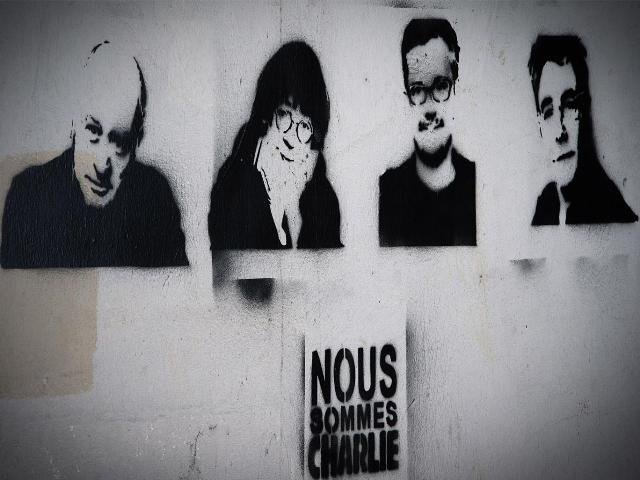 Stencil e paste up per ricordare i ragazzacci di Charlie Hebdo