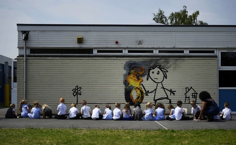 Banksy sale in cattedra e regala un murale agli alunni di Bristol