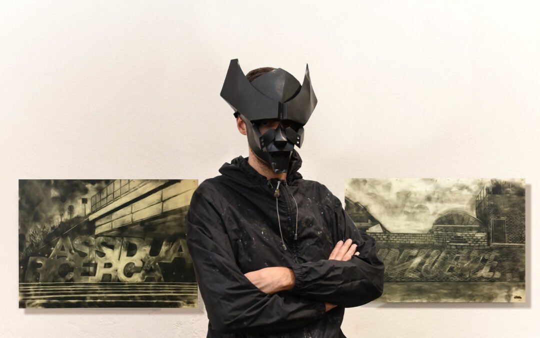 Key Gallery incontra Manu Invisible, tra legno, fumo e materiali di recupero