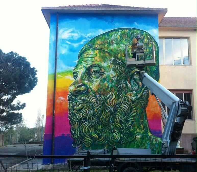 “Il sogno del Guerriero” di Carlos Atoche a Riace celebra la figura di Mimmo Lucano