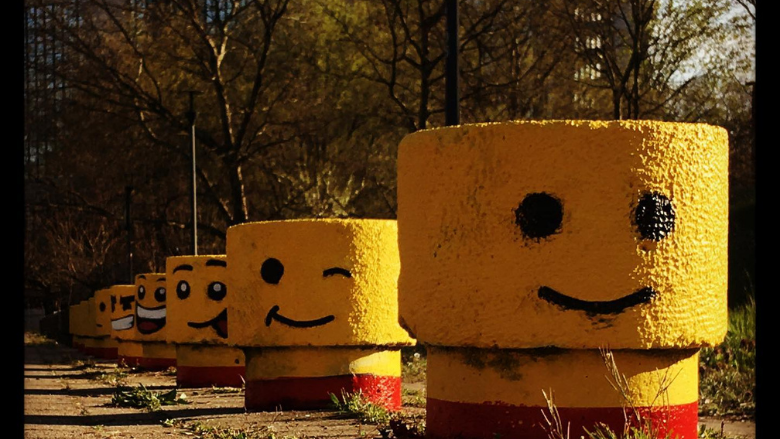 13 teste di Lego (e una caccia al tesoro): l’ultimo intervento di arte spontanea di Luz e Pao