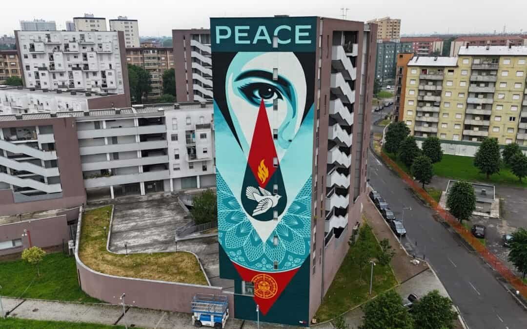 A Milano il primo murale italiano di Shepard Fairey, in arte OBEY: “Tear Flame Peace”